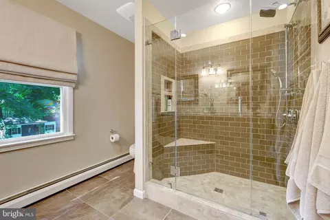 Bath - 10015 Saddle Rd, Vienna, VA 22181 photo 6 of 7