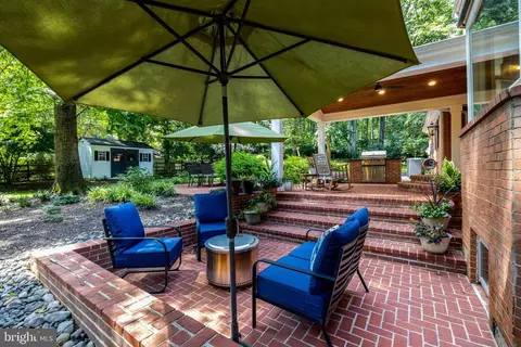 Exterior - 10015 Saddle Rd, Vienna, VA 22181 photo 6 of 29