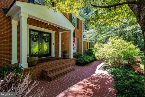 Exterior - 10015 Saddle Rd, Vienna, VA 22181 photo 1 of 29