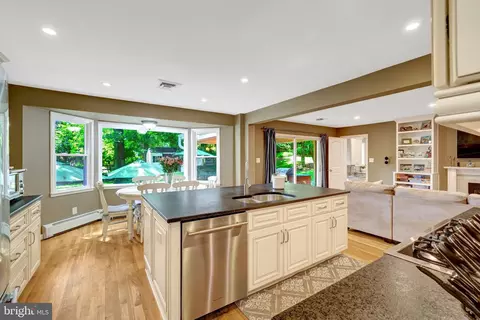 Kitchen - 10015 Saddle Rd, Vienna, VA 22181 photo 5 of 5