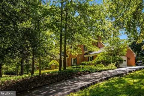 Exterior - 10015 Saddle Rd, Vienna, VA 22181 photo 27 of 29