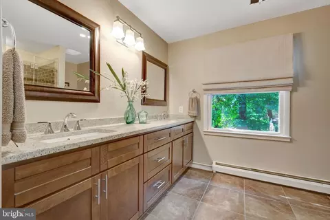 Bath - 10015 Saddle Rd, Vienna, VA 22181 photo 5 of 7