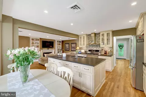 Kitchen - 10015 Saddle Rd, Vienna, VA 22181 photo 1 of 5