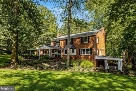 Exterior - 10015 Saddle Rd, Vienna, VA 22181 photo 18 of 29