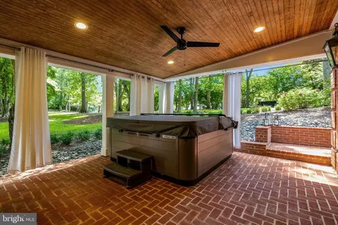 Exterior - 10015 Saddle Rd, Vienna, VA 22181 photo 13 of 29