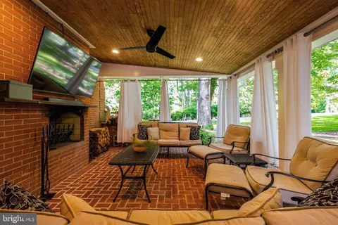 Exterior - 10015 Saddle Rd, Vienna, VA 22181 photo 11 of 29