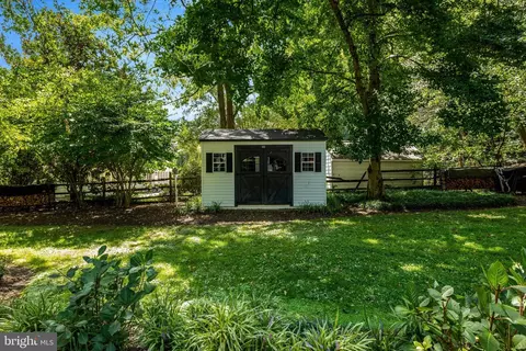 Exterior - 10015 Saddle Rd, Vienna, VA 22181 photo 25 of 29