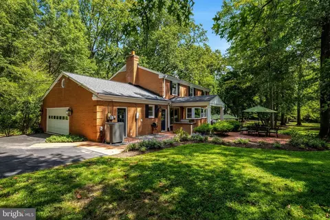 Exterior - 10015 Saddle Rd, Vienna, VA 22181 photo 20 of 29