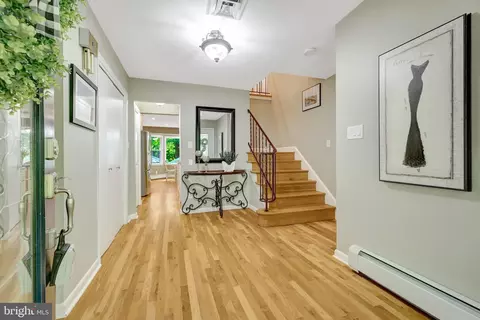 Entry Way - 10015 Saddle Rd, Vienna, VA 22181 photo 2 of 6