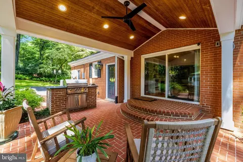 Exterior - 10015 Saddle Rd, Vienna, VA 22181 photo 4 of 29