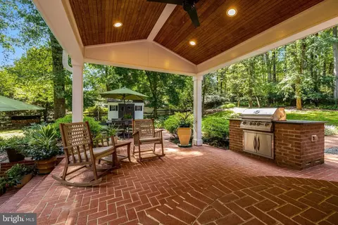Exterior - 10015 Saddle Rd, Vienna, VA 22181 photo 5 of 29