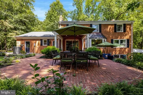 Exterior - 10015 Saddle Rd, Vienna, VA 22181 photo 24 of 29