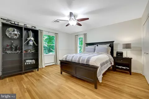 Bedroom - 10015 Saddle Rd, Vienna, VA 22181 photo 4 of 9