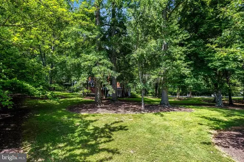 Exterior - 10015 Saddle Rd, Vienna, VA 22181 photo 23 of 29