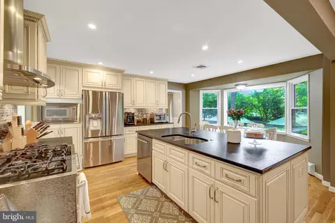 Kitchen - 10015 Saddle Rd, Vienna, VA 22181 photo 3 of 5
