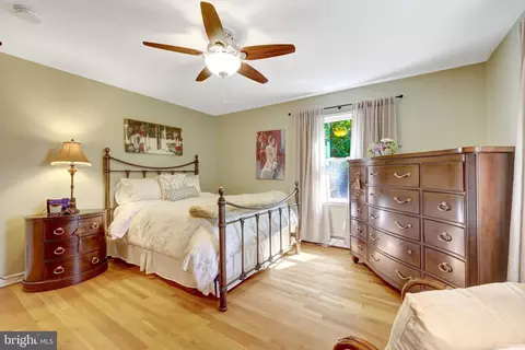 Bedroom - 10015 Saddle Rd, Vienna, VA 22181 photo 6 of 9