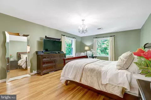 Bedroom - 10015 Saddle Rd, Vienna, VA 22181 photo 3 of 9