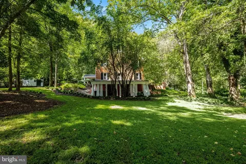 Exterior - 10015 Saddle Rd, Vienna, VA 22181 photo 12 of 29