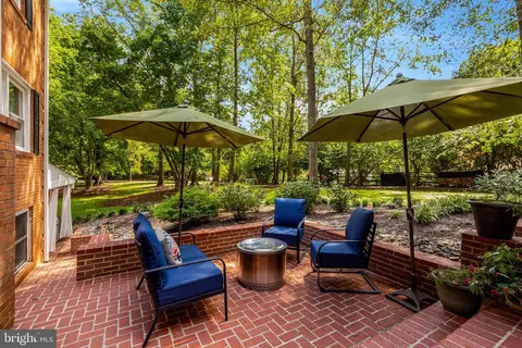 Exterior - 10015 Saddle Rd, Vienna, VA 22181 photo 16 of 29
