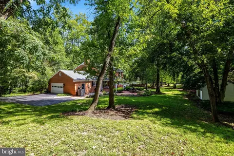 Exterior - 10015 Saddle Rd, Vienna, VA 22181 photo 22 of 29