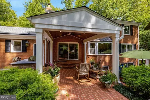Exterior - 10015 Saddle Rd, Vienna, VA 22181 photo 7 of 29