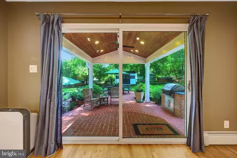 Exterior - 10015 Saddle Rd, Vienna, VA 22181 photo 3 of 29