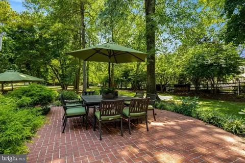 Exterior - 10015 Saddle Rd, Vienna, VA 22181 photo 9 of 29