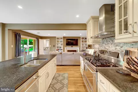 Kitchen - 10015 Saddle Rd, Vienna, VA 22181 photo 4 of 5