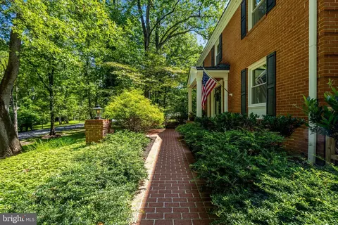 Exterior - 10015 Saddle Rd, Vienna, VA 22181 photo 28 of 29