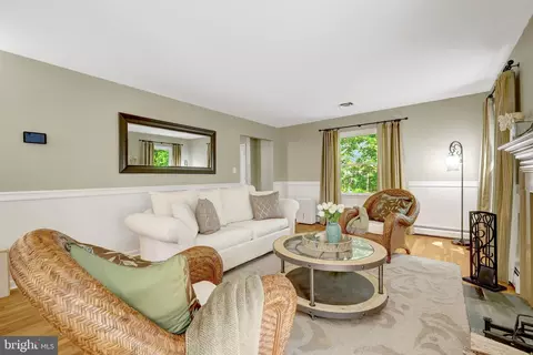 Living - 10015 Saddle Rd, Vienna, VA 22181 photo 2 of 3