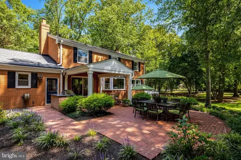 Exterior - 10015 Saddle Rd, Vienna, VA 22181 photo 2 of 29