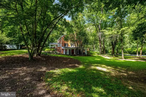 Exterior - 10015 Saddle Rd, Vienna, VA 22181 photo 17 of 29