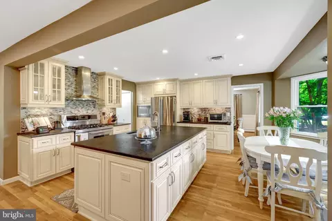 Kitchen - 10015 Saddle Rd, Vienna, VA 22181 photo 2 of 5