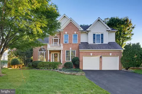 3852 Barcroft Ln, Alexandria, VA 22312