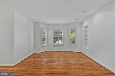 Living - 1543 Hunting Ave, Mclean, VA 22102 photo 5 of 10