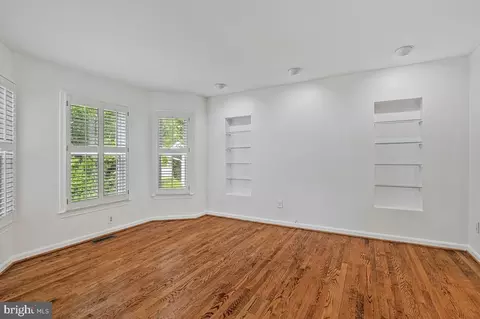 Living - 1543 Hunting Ave, Mclean, VA 22102 photo 7 of 10
