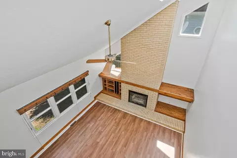 Living - 1543 Hunting Ave, Mclean, VA 22102 photo 8 of 10
