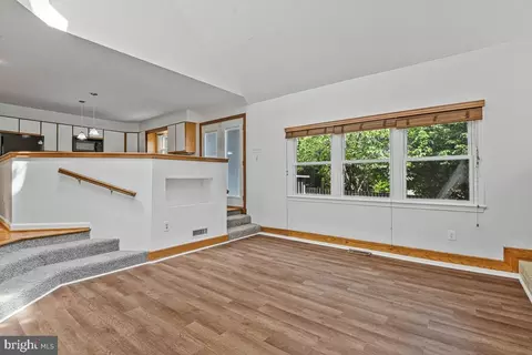 Living - 1543 Hunting Ave, Mclean, VA 22102 photo 2 of 10
