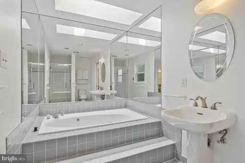Bath - 1543 Hunting Ave, Mclean, VA 22102 photo 6 of 8