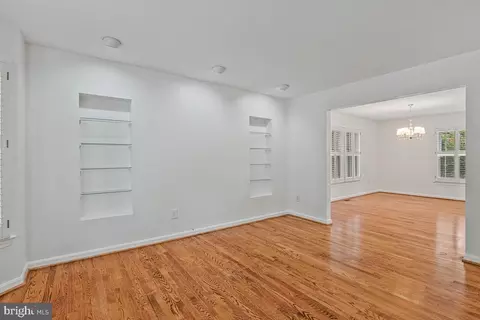 Living - 1543 Hunting Ave, Mclean, VA 22102 photo 6 of 10