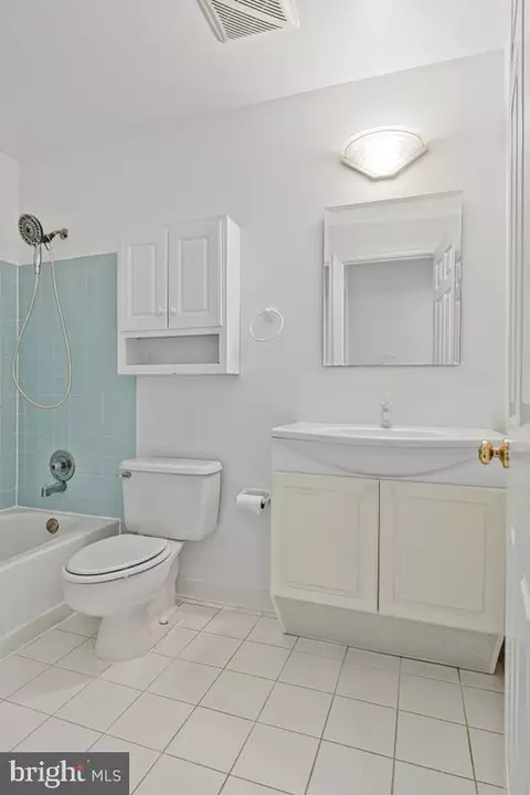 Bath - 1543 Hunting Ave, Mclean, VA 22102 photo 3 of 8
