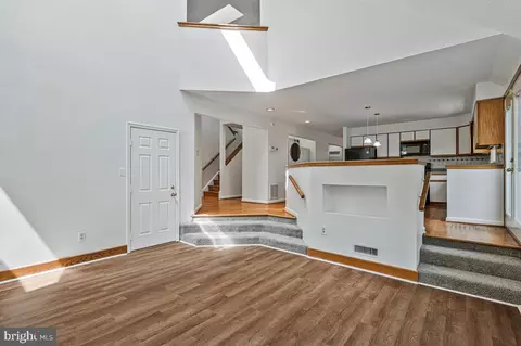 Living - 1543 Hunting Ave, Mclean, VA 22102 photo 3 of 10