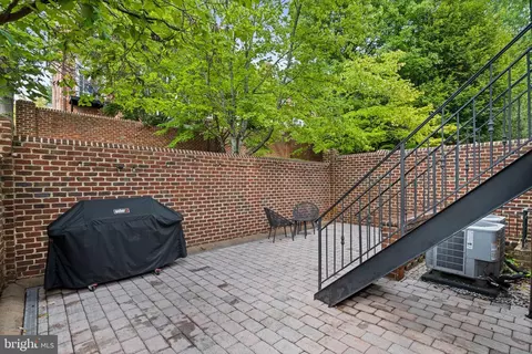 Exterior - 1117 Kensington Rd, Mclean, VA 22101 photo 5 of 6