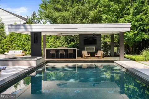 Exterior - 6130 Ramshorn Dr, Mclean, VA 22101 photo 6 of 12