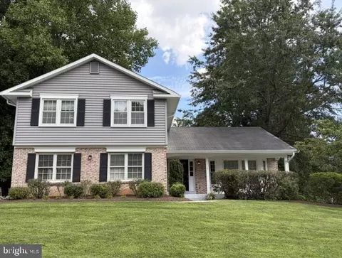 10027 Glenoak Ct, Vienna, VA 22181