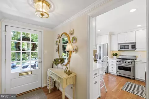 Entry Way - 1168 Wimbledon Dr, Mclean, VA 22101 photo 2 of 3