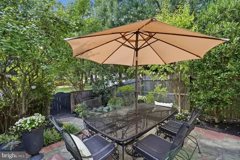 Exterior - 1168 Wimbledon Dr, Mclean, VA 22101 photo 3 of 4