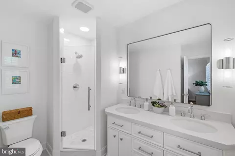 Bath - 1168 Wimbledon Dr, Mclean, VA 22101 photo 2 of 3