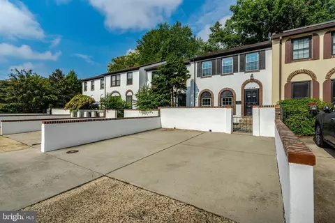 2948 Espana Ct, Fairfax, VA 22031