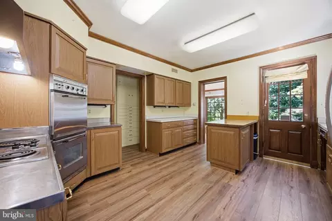 Kitchen - 9187 Old Dominion Dr, Mclean, VA 22102 photo 5 of 12